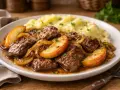 Pyszna wątróbka z jabłkiem i cebulką, podana z purée ziemniaczanym.