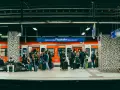 Pasażerowie z bagażami czekają na pociąg na peronie lotniska Frankfurt am Main Flughafen Regionalbahnhof.