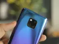 En hand håller en blå Huawei Mate 30 Pro med sitt Leica-kamerasystem.