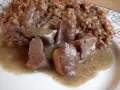 Gulasz z serc wieprzowych w sosie, podany z kaszą gryczaną. Aromatyczne danie, które rozpływa się w ustach.