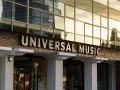 Das Gebäude von Universal Music, einem großen major label, mit seinem Namen in großen Buchstaben.