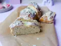 Süßer Hefekuchen ohne Zucker, mit zarter Glasur und Mandelblättchen bestreut, auf Backpapier angerichtet.