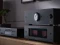 Elegancka końcówka mocy Onkyo M-80 z dwoma wskaźnikami VU, obok przedwzmacniacza P-80 i odtwarzacza CD.