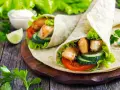 Tortilla z kurczakiem, pełna świeżych warzyw i chrupiącego kurczaka, wygląda pysznie. Lepsza niż domowa pizza!