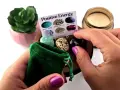 Manos sostienen una bolsa verde con piedras de energía positiva. Un folleto muestra varias piedras.