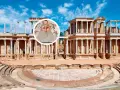 Teatro romano, vestigio de la romanización de la península ibérica, con un mosaico de un rostro barbudo en primer plano.