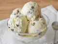 Pyszne lody straciatella w szklanej miseczce, pełne czekoladowych kawałków. Idealne na deser.