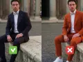 Uomo in abito blu con papillon, approvato per un matrimonio casual. Accanto, lo stesso abito arancione con sneakers, bocciato.