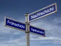Wegweiser mit "Frühschicht", "Nachtschicht" und "Spätschicht". Nach 5 Tagen Nachtschicht fragt man sich: Wie viel Tage frei?