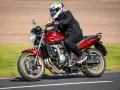 Motocyklista w kasku w stylu Jokera pędzi na czerwonym Honda CBF 600. Dane techniczne tego modelu są imponujące.