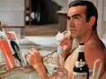 Sean Connery w wannie, rozmawiający przez telefon, z magazynem "Las Vegas Now" i butelką Martini. Wstrząśnięte, nie zmieszane.