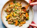 Mielone mięso z dynią i grzybami enoki, posypane szczypiorkiem. Ciekawe, jak smakuje taka tykwa!