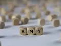 Holzwürfel mit den Buchstaben A, N, Y bilden das Wort "ANY". Sie liegen auf einem hellen Untergrund, umgeben von vielen weiteren unscharfen Würfeln.