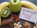 Banany, kiwi, jabłko, czekolada i orzechy. Na kartce wzór chemiczny serotoniny. W czym jest serotonina? W tych produktach!