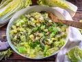 Herzhaftes Chinakohl Rezept mit Hackfleisch und Kartoffeln in einer Pfanne, garniert mit Petersilie.