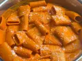 Rigatoni cremosa con un sugo rosso piccante, condita con parmigiano. Un piatto di pasta con nduja che fa venire l'acquolina in bocca.