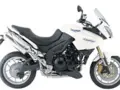 Biały motocykl turystyczny Triumph Tiger 1050. Poznaj jego dane techniczne i możliwości.