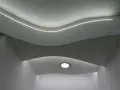 Controsoffitto in polistirolo con illuminazione a LED integrata, crea un effetto ondulato e moderno.