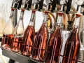Rzędy butelek z różowym winem czekają na cichą fermentację wina.