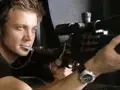 Jeremy Renner jako żołnierz z karabinem snajperskim w filmie "28 tygodni później obsada".