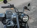 Nowoczesny motocykl BMW z charakterystycznymi światłami do jazdy dziennej. Przepisy dotyczące ich używania są ważne dla bezpieczeństwa.