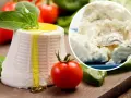 Świeża ricotta z oliwą i bazylią, idealna do sałatek, past czy jako dodatek do dań. Pyszna i wszechstronna!
