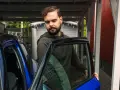 Man öppnar dörren till en blå bil. För att bilen ska hålla sig i gott skick måste man serva bilen varje år.
