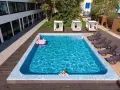 Relaks przy basenie z dmuchanym flamingiem. Idealne miejsce na wypoczynek w hotelu Karpacz w Karpaczu.