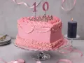 Prinzessin Torte ohne Fondant, dekoriert mit rosa Buttercreme-Rüschen und einer glitzernden Krone. Die Zahl 10 steht für den 10. Geburtstag.