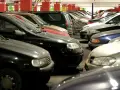 Rzędy samochodów na parkingu podziemnym. Widać oznaczenia B10, które mogą sugerować wymiary miejsca parkingowego.