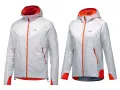 Zwei leichte, weiße Laufjacken mit orangefarbenen Reißverschlüssen und Akzenten. Perfekt für jedes Wetter dank GORE-TEX INFINIUM.