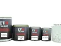 Latas de pintura bicomponente para carrocería: pintura, barniz 2K, catalizador y solvente, junto a un vaso de mezclas.