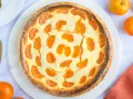 Ein goldbrauner, mit Mandarinen belegter Quarkkuchen, bestäubt mit Puderzucker. Dieser beste Mandarinen Quark Kuchen sieht köstlich aus!