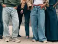 Persone con jeans larghi, che rappresentano il **loose fit significato** di comodità e stile rilassato.