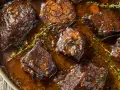Succulenta carne in umido, tenera e saporita, cotta lentamente in un ricco sugo con aglio e erbe aromatiche.