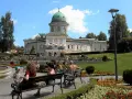 Park zdrojowy z pijalnią wód, idealne miejsce dla szukających najlepszych sanatoriów w Polsce.