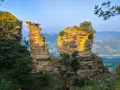 Formazioni rocciose dorate dal sole, un paesaggio mozzafiato che ricorda il cammino Bologna Firenze.