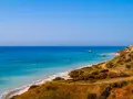 Piękna plaża i skały w morzu, idealne miejsce, by zobaczyć Pafos.