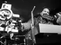 L'auteur, un musicien, joue d'un instrument étrange, tel un punisher sonore, manipulant des machines complexes.