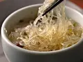 Przezroczysty makaron ryżowy, podnoszony pałeczkami z miseczki. Niska zawartość kcal sprawia, że to lekka przekąska.