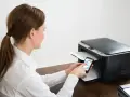 Frau verbindet Epson Drucker mit WLAN über ihr Smartphone.