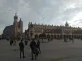 Spacer po Rynku Głównym, sercu historycznego centrum Krakowa. W tle Bazylika Mariacka i Sukiennice.