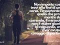 Donna corre su un sentiero. Frasi sulla corsa: "Il miracolo non è essere giunto al traguardo, ma aver avuto il coraggio di partire." - Jesse Owens.