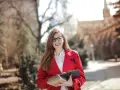 Junge Frau mit Büchern in der Hand, bereit für ihre Sprachreise. Die sprachreise kosten sind oft eine gute Investition in die Zukunft.