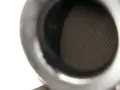 Wnętrze filtra DPF, co to jest? Widok na siatkowaną strukturę ceramiczną, która zatrzymuje cząstki sadzy.