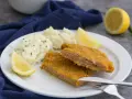 Chrupiący kotlet sojowy z puree ziemniaczanym i cytryną. Pyszne wegańskie danie.