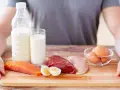 Łosoś, wołowina, kurczak, jajka i mleko – idealne produkty, co ma dużo białka a mało kalorii, dla zdrowej diety.