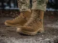 Brązowe buty trekkingowe na ziemi. Czy buty trekkingowe powinny być większe? Zapewniają komfort i ochronę.