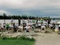 Drużyna Elverum Handball świętuje nad rzeką, pozując do wspólnego zdjęcia w sportowych strojach.