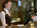 Ile godzin pracuje recepcjonistka w hotelu? Zaskakujące fakty!